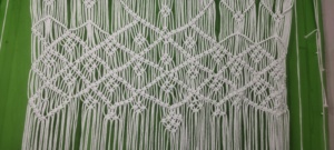 Décoration murale géométrique en macramé bohème, faite à la main en coton écologique, pour salon, fond blanc et vert - Product Image 6