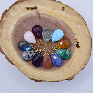 Colgante de Lágrima Turquesa – Amuleto de Piedra Preciosa Hecho a Mano con Alambre Dorado - Product Image 3