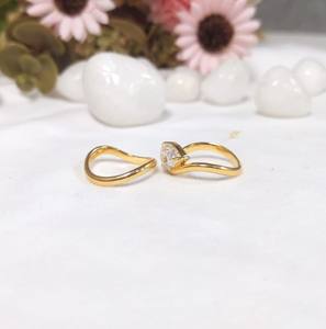 แหวนเพชรทรงลูกแพร์ 1 กะรัต เพชรเพาะเลี้ยงในห้องปฏิบัติการ ดีไซน์รูปคลื่นร่วมสมัย สำหรับผู้หญิง ตัวเรือนทองคำแท้ 14K สีเหลือง - Product Image 3