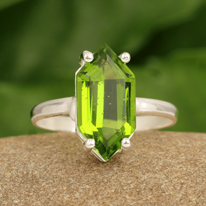 Anillo de Peridoto Creado en Laboratorio, Muy Hermoso, Plata de Ley 925, Forma Hexagonal de 8x16mm, Engaste de Puntas, Elegante y Moderno - Product Image 1