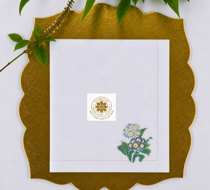 Serviette en lin avec broderie en grappe de muguets, des tons bleus doux créent une ambiance calme et élégante pour la table. - Product Image 1