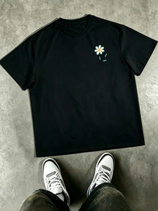 เสื้อยืดแขนสั้นสีขาวสำหรับผู้ชาย ลายดอกเดซี่ปักมือ คอทรงโอ ทรงปกติ สไตล์ลำลอง ผ้าเจอร์ซีย์คอตตอน 100% - Product Image 4