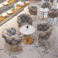 Nouvelle conception, chaise de salon de beauté, de manucure ou de salle à manger, durable, moderne, minimaliste, en velours, avec pieds dorés et dossier 3D en forme de bulle, pour salon.