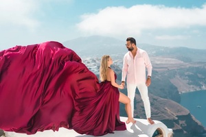 Vestido de satén con cola de barrido, estilo A, color caramelo, para sesión de fotos en Santorini, ideal para vacaciones y fotografía. - Product Image 1