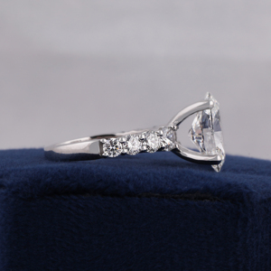 Anillo con 6 Diamantes Ovalados Cultivados en Laboratorio, Halo Oculto, Banda Pavé con Puntas en U, Certificado IGI - Product Image 2