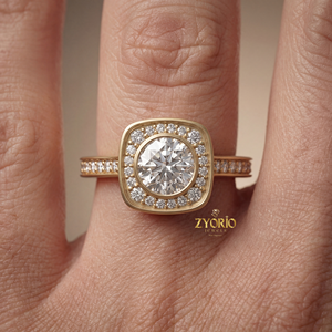Élégante alliance de mariage en argent 925 avec zircon de laboratoire carré, serti en griffes, pierre latérale 0,40 carat, clarté VS2, plaqué rhodium - Product Image 3