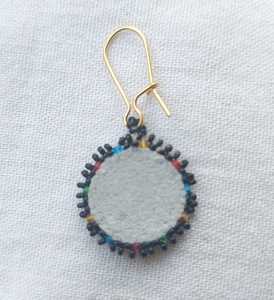 Boucles d'oreilles brodées à la main en perles de verre Khadim Handicrafts KH-7718 avec fermoirs et crochets, bijoux de mode pour femmes, Uttar Pradesh - Product Image 2