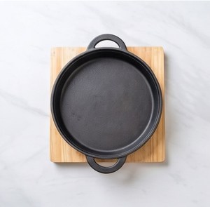 Poêle ronde en fonte avec deux poignées pour la présentation de plats chauds, les repas barbecue, les essentiels pour les chefs. - Product Image 1