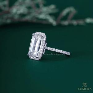 Bague de fiançailles de luxe en or blanc 18 carats avec diamant de laboratoire taille émeraude 6,06 carats, halo caché et pavé, bijoux personnalisés directement de l'usine - Product Image 4