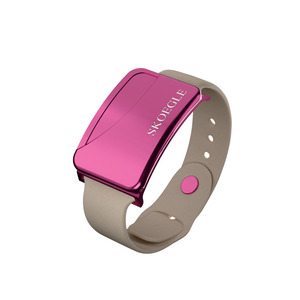 Pulsera Inteligente con GPS SKOEGL, Botón SOS, Batería Recargable, Rastreo en Tiempo Real, Detección de Caídas, Correa Beige, Rosa - Product Image 1