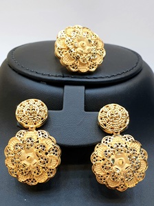 Collar vintage chapado en oro de 24 quilates (patrón de gargantilla) - Product Image 3