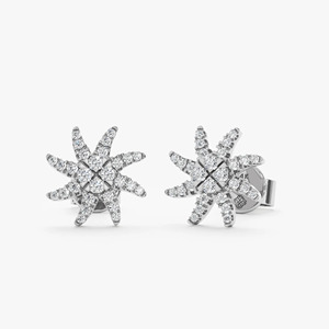 Boucles d'oreilles clous en or jaune avec diamants de laboratoire en forme d'étoile - Product Image 5