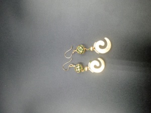 Boucles d'oreilles créoles ethniques plaquées or Amaira Jewels, perles de jade, imitation perle, géométriques, bijoux de fête pour femmes, perles de corail, vintage - Product Image 4