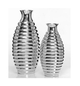 Ensemble de 2 vases décoratifs en acier inoxydable de forme tulipe, haute qualité, pour la décoration intérieure. - Product Image 3