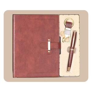 Panier-cadeau d'entreprise en cuir de qualité supérieure avec carnet, porte-clés et bouteille, idéal pour les cadeaux promotionnels de bureau, disponible à la vente - Product Image 1