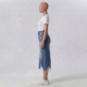 Conjunto Casual de Moda Urbana para Mujer al por Mayor - Camiseta Blanca de Manga Corta y Falda Larga Vaquera Desgastada de Cintura Alta - Product Image 4