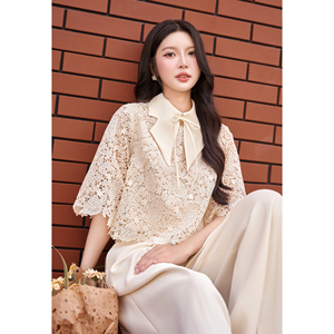 Blusa de Encaje Floral Crema para Mujer, 100% Poliéster, con Detalle de Lazo, Cuello con Muescas, Manga Media, Dobladillo Festoneado, Estilo Femenino CARTER - Product Image 1