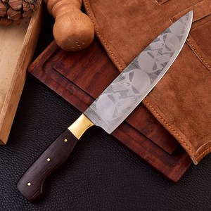 Couteau de chef artisanal en acier Damas style Punisher, manche en bois de rose et laiton, finition brossée, ambidextre, OEM - Product Image 2