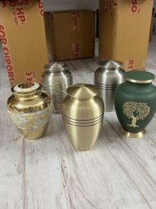 Urnes funéraires en laiton de qualité supérieure pour cendres humaines, Urne ShesUrn en laiton avec bandes motif « Freedom Orbits », Urnes à cendres en laiton artisanales - Product Image 2