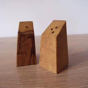 Salero y pimentero de madera maciza hecho a mano para condimentar la mesa con elegancia y decorar la cocina de forma rústica. - Product Image 1