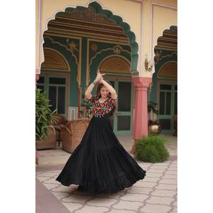 Vestido de Algodón Especial para Navratri con Trabajo Kutchi Gamthi Kodi para Ocasiones de Diwali - Product Image 6