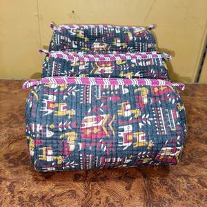 Juego de Tres Bolsas de Maquillaje de Algodón Acolchado Indio, Ecológicas, con Estampado a Mano, de Gran Capacidad, Resistentes al Agua, para Primavera/Invierno - Product Image 4