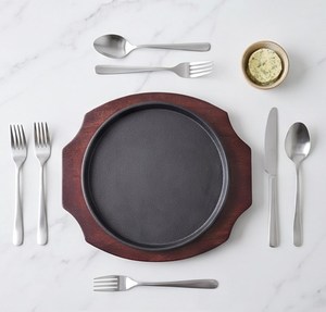 Plat à fajitas rond en fonte avec poignée en bois, plaque chauffante pour steak, idéal pour la cuisine à domicile - Product Image 1