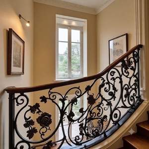 Barandilla de balcón de hierro forjado para montaje en pared con detalles decorativos en oro; el producto es resistente al óxido y fácil de instalar. - Product Image 3