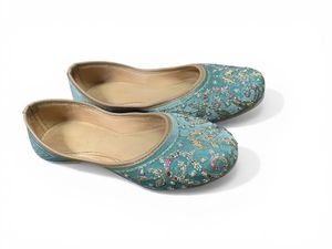 Jutti festivo hecho a mano en terciopelo con piedras y cuentas - Product Image 2