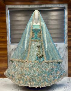 Lehenga Choli brodé de perles turquoise avec voile en tulle, robe de mariée traditionnelle indienne pour cérémonie - Product Image 1