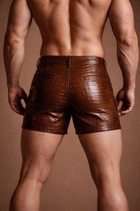 Shorts pour homme taille haute en similicuir avec texture crocodile, fermeture boutonnée, style décontracté, poches en cuir véritable, exclusif - Product Image 2
