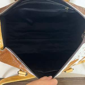 Bolsa de Viaje de Cuero Vacuno Hecha a Mano de Estilo Premium con Detalle de Concho Turquesa y Asa Superior - Product Image 6