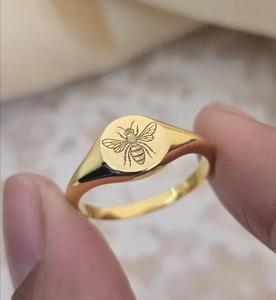 Anillo con Sello de Abeja, Anillo Grabado con Abeja en Oro de 14K, Anillos Minimalistas y Delicados, Regalos para Amantes de las Abejas, Anillo Grabable, Anillo de Abeja en Plata de Ley - Product Image 2