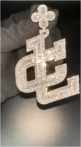 Colgante vertical de moissanita estilo hip-hop con letras, impresionante colgante de nombre con incrustaciones de moissanita, colgante de moissanita personalizado de lujo - Product Image 2