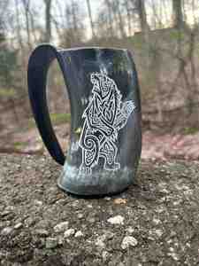Mugs et cornes à boire magnifiquement sculptés sur mesure, cornes à boire et cornes à souffler pour les magasins d'articles artisanaux vikings et les magasins de cidre fort. - Product Image 2