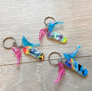 Porte-clés coloré en acrylique sur le thème de la plage avec breloque tongs imprimée UV et créatures marines - Product Image 5