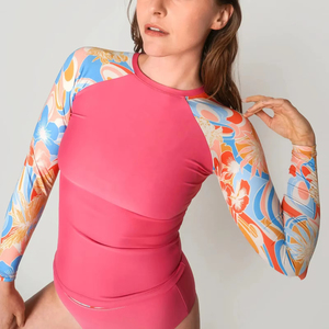 Camiseta de surf sublimada premium para mujer, con estampado personalizado, corte ajustado, transpirable, de poliéster y spandex, al por mayor. - Product Image 2