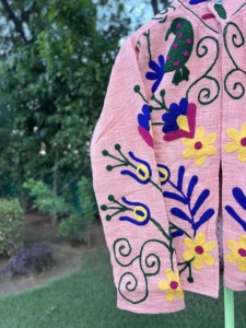 เสื้อแจ็คเก็ตบอมเบอร์สีชมพู ลายดอกไม้ ระบายอากาศได้ดี งานฝีมือสำเร็จรูป สไตล์ชาติพันธุ์ แฟชั่นฤดูหนาว เปิดด้านหน้า สำหรับผู้หญิง - Product Image 2