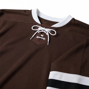 Uniforme profesional de hockey con camiseta deportiva y pantalones cortos a juego, tela ligera y transpirable, ajuste cómodo. - Product Image 5