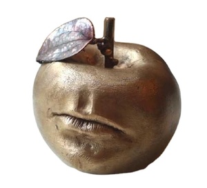 Figurine pomme dorée avec design de visage Sculpture artistique de fruits Statue de pomme décorative faite à la main dorée moderne décor à la maison - Product Image 1
