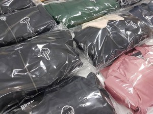 เสื้อแจ็คเก็ตพัฟเฟอร์สีดำสำหรับผู้ชาย ปกคอพับ ปิดด้วยซิป กันลม สวมใส่สบายในฤดูหนาว บุด้วยใยโพลีเอสเตอร์หนา มีโลโก้ด้านหน้า - Product Image 5