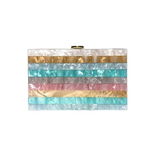 Sac à main élégant en résine époxy fait à la main Pochette de soirée Sac à main moderne en acrylique avec design personnalisé pour les événements de mode et les cadeaux - Product Image 1