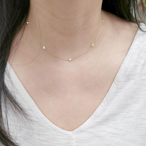 Collier ras-du-cou de luxe à cinq pierres serties clos, chaîne ajustable, bijou délicat en or massif 14K/18K avec diamant de laboratoire, idéal comme cadeau - Product Image 1