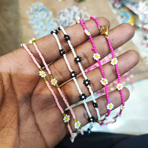 Cadena de Clavícula Bohemia Hecha a Mano con Cuentas Trenzadas, Chapada en Oro, Unisex, con Lindas Flores de Margarita Multicolores, Extremadamente Popular y a la Moda - Product Image 1