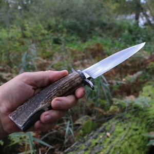 Cuchillo Bowie hecho a mano en acero al carbono con mango de cuerno y funda de cuero. - Product Image 5