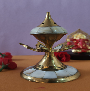 Quemador de incienso alto de latón vintage con tapa de cúpula tallada ornamentada para decoración del hogar, disponible a precios de mayorista. - Product Image 6