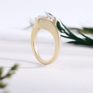 Anillo de compromiso de oro amarillo con diamante de corte ovalado, banda solitaria contemporánea de medio bisel con diseño en espiral, joyería fina nupcial para boda - Product Image 3