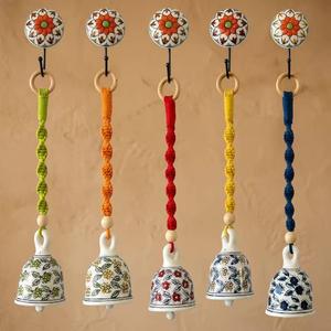 Adorno Navideño de Campana Metálica Roja con Diseño de Reno y Copo de Nieve, Decoración Colgante de Estilo Tradicional, Hecho a Máquina - Product Image 2