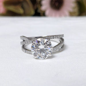 Anillo de compromiso de lujo vintage con moissanita de 2.50 ct y engaste de garras retorcidas Lurba Jewels, regalo de aniversario para mujer, de oro macizo - Product Image 1