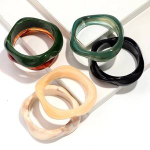 Bracelet en résine fait à la main avec motif d'étoile sculptée, bijoux de forme ronde violette pour femmes, accessoire de mode - Product Image 1